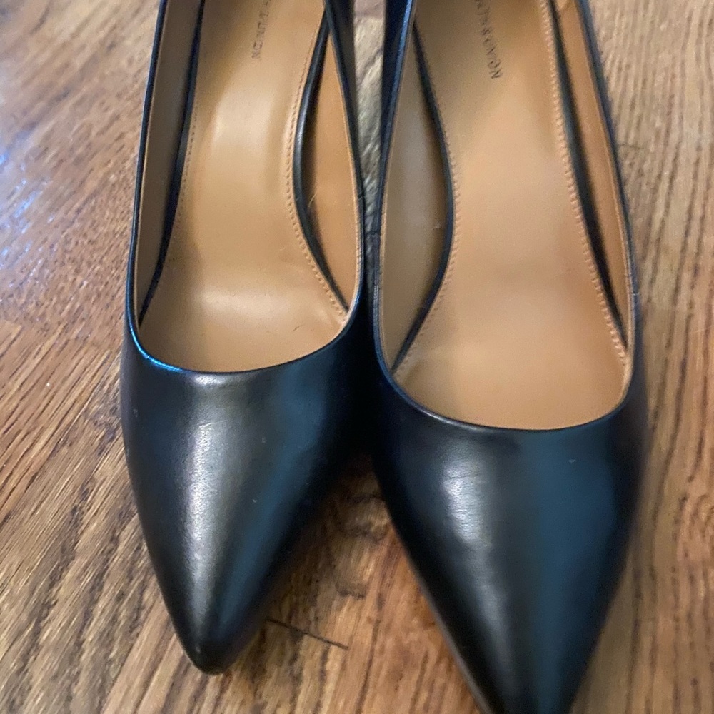 Pointed toe black leather heal